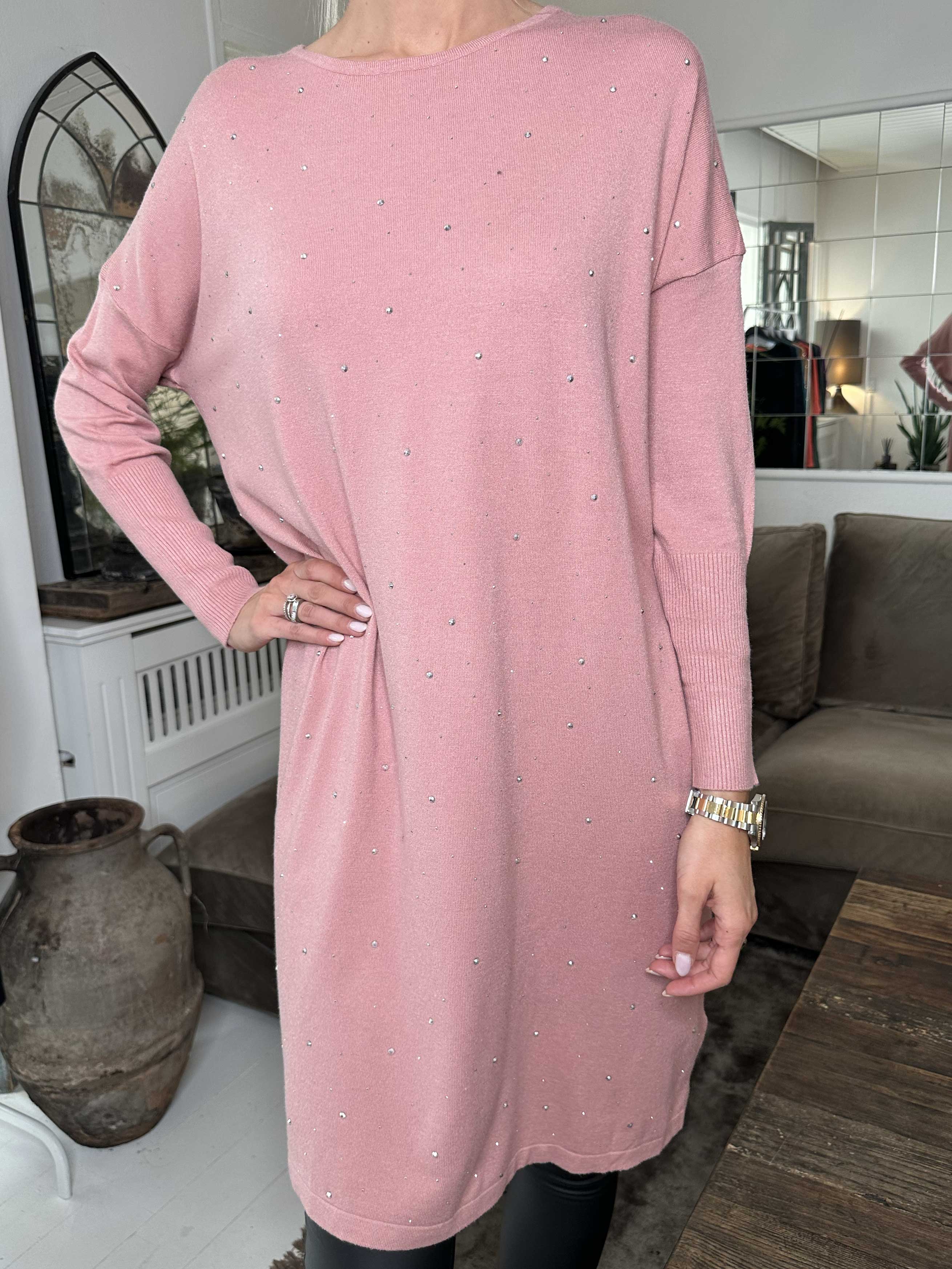 Elisa - Mjuk stickad klänning dekorerad med små stenar